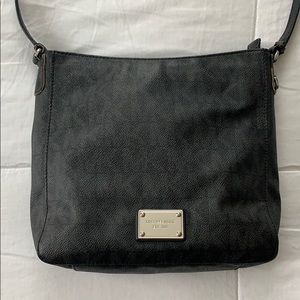 Michael Kors Jet Set Travel Messenger Bag